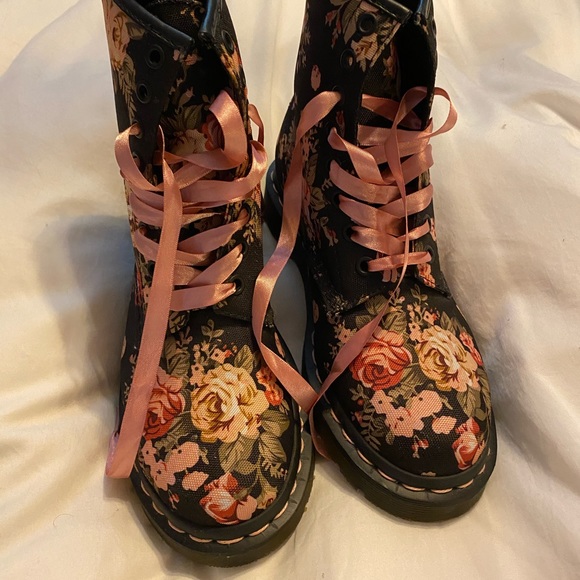 🌸🌺NWOT Authentic Doc Marten’s Floral Boot - Picture 2 of 10